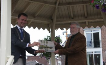 nieuwkoop 750 jaar boek overhandigd aan burgemeester